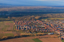 Vue aérienne de Vue de la ville depuis le sud en hiver à le quartier Offenbach in Offenbach an der Queich dans le département Rhénanie-Palatinat, Allemagne