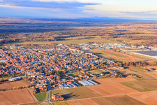 Vue de la ville depuis le sud en hiver à le quartier Offenbach in Offenbach an der Queich dans le département Rhénanie-Palatinat, Allemagne hors des airs