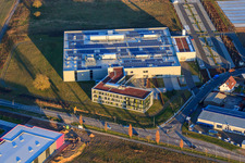 Vue aérienne de DBK EMS GmbH & Co. KG dans le parc industriel de Nordring à Rülzheim dans le département Rhénanie-Palatinat, Allemagne