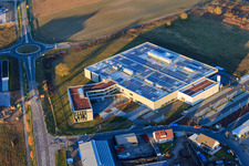 DBK EMS GmbH & Co. KG dans le parc industriel de Nordring à Rülzheim dans le département Rhénanie-Palatinat, Allemagne d'en haut