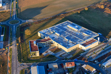 DBK EMS GmbH & Co. KG dans le parc industriel de Nordring à Rülzheim dans le département Rhénanie-Palatinat, Allemagne hors des airs