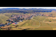 Panorama du village, vue du sud-ouest, avec le début de la Route des vins allemande à le quartier Schweigen in Schweigen-Rechtenbach dans le département Rhénanie-Palatinat, Allemagne