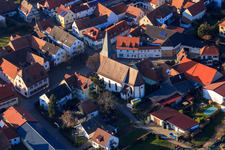 Vue aérienne de Église protestante Schweigen à le quartier Schweigen in Schweigen-Rechtenbach dans le département Rhénanie-Palatinat, Allemagne