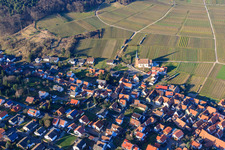 Vue aérienne de Église protestante Rechtenbach au vignoble en hiver à le quartier Rechtenbach in Schweigen-Rechtenbach dans le département Rhénanie-Palatinat, Allemagne