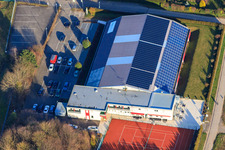 Vue aérienne de Courts de tennis et Soleil dans la salle de tennis à Bad Bergzabern dans le département Rhénanie-Palatinat, Allemagne