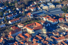Vue aérienne de Château Bad Bergzabern et Château Hôtel Bergzaberner Hof à Bad Bergzabern dans le département Rhénanie-Palatinat, Allemagne
