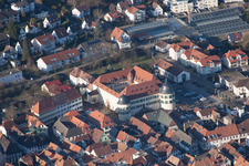 Vue aérienne de Château de Bergzabern. Situé en plein centre-ville, le château de Bergzabern est l'emblème de la ville de Bad Bergzabern. Autrefois résidence des ducs de Palatinat-Deux-Ponts, il abrite aujourd'hui l'administration de la Verbandsgemeinde Bad Bergzabern. à Bad Bergzabern dans le département Rhénanie-Palatinat, Allemagne