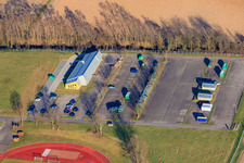 Vue aérienne de Parking au terrain de sport de la caserne Mackensen à Bad Bergzabern dans le département Rhénanie-Palatinat, Allemagne