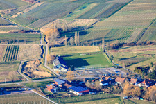 Vue aérienne de Terrain de football Göcklingen et Kaiserberghalle à Göcklingen dans le département Rhénanie-Palatinat, Allemagne