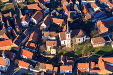 Église catholique Saint-Laurent et jardin Laurentius dans la Pfaffengasse à Göcklingen dans le département Rhénanie-Palatinat, Allemagne d'en haut