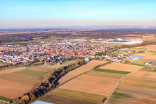 Vue de la ville depuis le sud-ouest en hiver à le quartier Offenbach in Offenbach an der Queich dans le département Rhénanie-Palatinat, Allemagne depuis l'avion