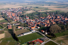 Vue aérienne de Terrain de sport - terrain de football en bordure de Hunspach à Hunspach dans le département Bas Rhin, France
