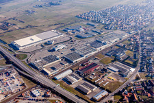 Vue aérienne de Site de l'usine Schaeffler à Haguenau à le quartier Zone Activite Sandlach in Hagenau dans le département Bas Rhin, France