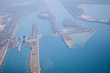 Écluse à Gambsheim dans le département Bas Rhin, France depuis l'avion