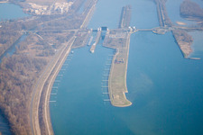 Écluse à Gambsheim dans le département Bas Rhin, France vue du ciel