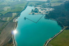 Vue aérienne de Lac de carrière à le quartier Legelshurst in Willstätt dans le département Bade-Wurtemberg, Allemagne