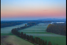 Vue aérienne de Les plaines d'Otterbach dans la brume matinale à Kandel dans le département Rhénanie-Palatinat, Allemagne