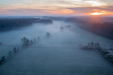Vue aérienne de Brume matinale au lever du soleil sur des structures herbeuses dans un paysage de champs et de prairies à Otterbachtal à Minfeld dans le département Rhénanie-Palatinat, Allemagne