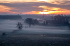 Vue aérienne de Le lever du soleil et le brouillard dans un champ de Minfeld rendent le ciel jaune et orange à le quartier Büchelberg in Wörth am Rhein dans le département Rhénanie-Palatinat, Allemagne