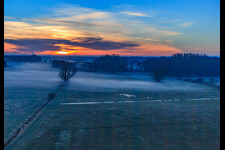 Les plaines d'Otterbach dans la brume matinale au lever du soleil à Minfeld dans le département Rhénanie-Palatinat, Allemagne depuis l'avion