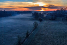 Les plaines d'Otterbach dans la brume matinale au lever du soleil à Minfeld dans le département Rhénanie-Palatinat, Allemagne vue du ciel