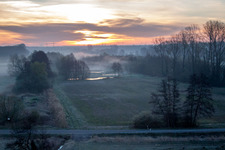 Vue aérienne de Brume matinale au lever du soleil sur des structures herbeuses dans un paysage de champs et de prairies à Otterbachtal à Minfeld dans le département Rhénanie-Palatinat, Allemagne