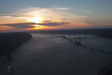 Photographie aérienne de Brume matinale au lever du soleil sur des structures herbeuses dans un paysage de champs et de prairies à Otterbachtal à Minfeld dans le département Rhénanie-Palatinat, Allemagne