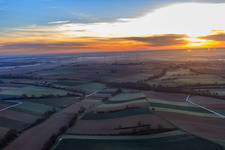 Vue aérienne de Parc éolien Minfeld au lever du soleil à Minfeld dans le département Rhénanie-Palatinat, Allemagne