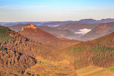 Vue aérienne de Trifels de la vallée de Ranschbacher à Ranschbach dans le département Rhénanie-Palatinat, Allemagne