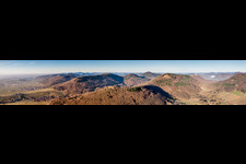 Vue aérienne de Panorama du Haardtrand de la forêt du Palatinat avec village - vue entre vignes à Ranschbach dans le département Rhénanie-Palatinat, Allemagne