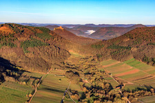 Photographie aérienne de Le château de Trifels depuis la vallée de Ranschbach à Ranschbach dans le département Rhénanie-Palatinat, Allemagne