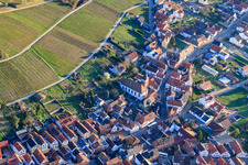 Vue aérienne de Paroisse catholique et église de pèlerinage de Tous les Saints à Ranschbach dans le département Rhénanie-Palatinat, Allemagne