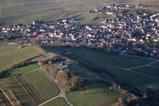 Vue aérienne de Petite chapelle de Kalmit à le quartier Ilbesheim in Ilbesheim bei Landau in der Pfalz dans le département Rhénanie-Palatinat, Allemagne