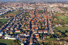 Vue aérienne de La rue principale de Queichheimer vue de l'est à le quartier Queichheim in Landau in der Pfalz dans le département Rhénanie-Palatinat, Allemagne
