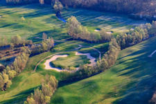 Golf Course Landgut Dreihof - GOLF absolu le matin à le quartier Dreihof in Essingen dans le département Rhénanie-Palatinat, Allemagne du point de vue du drone