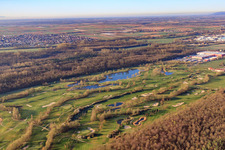 Golf Course Landgut Dreihof - GOLF absolu le matin à le quartier Dreihof in Essingen dans le département Rhénanie-Palatinat, Allemagne du point de vue du drone