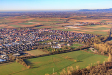 Vue aérienne de Stade du FSV Offenbach et Queichtalbad vus du nord-est à le quartier Offenbach in Offenbach an der Queich dans le département Rhénanie-Palatinat, Allemagne