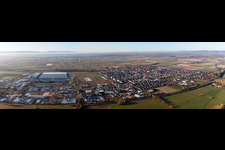 Vue aérienne de Panorama - vue en perspective des rues et des maisons des quartiers résidentiels à le quartier Offenbach in Offenbach an der Queich dans le département Rhénanie-Palatinat, Allemagne