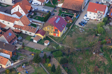 Rue de la gare à Jockgrim dans le département Rhénanie-Palatinat, Allemagne d'un drone