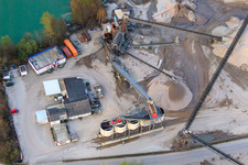Photographie aérienne de À l'usine de gravier avec Holcim Kies und Beton GmbH à Rheinzabern dans le département Rhénanie-Palatinat, Allemagne