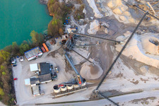 À l'usine de gravier avec Holcim Kies und Beton GmbH à Rheinzabern dans le département Rhénanie-Palatinat, Allemagne d'en haut