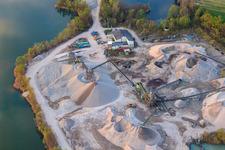 Vue aérienne de Extraction de gravier par Heidelberg Materials Mineralik sur l'Altrhein à Neupotz à Neupotz dans le département Rhénanie-Palatinat, Allemagne