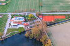 Vue aérienne de Hugo-Dörrler-Halle et court de tennis du TC 1983 eV Leimersheim à la station de pompage Leimersheim à Leimersheim dans le département Rhénanie-Palatinat, Allemagne