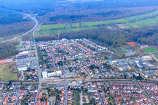 Vue aérienne de Lauterburger Straße et passage à niveau à Kandel dans le département Rhénanie-Palatinat, Allemagne