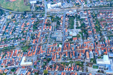 Vue aérienne de Caisse d'épargne et administration municipale à Gartenstr à Kandel dans le département Rhénanie-Palatinat, Allemagne