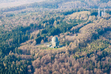 Vue aérienne de Dôme radar sur le bâtiment d'une propriété militaire au col de Pfaffenschlick à Lampertsloch dans le département Bas Rhin, France