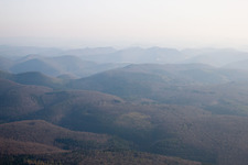 Image drone de Nehwiller-près-Wœrth dans le département Bas Rhin, France