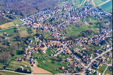 Vue aérienne de Vue du village des deux côtés de la rivière frontalière Lauter dans le sud français et Scheibenhard dans le nord allemand Scheibenhardt à Scheibenhardt dans le département Rhénanie-Palatinat, Allemagne