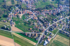 Vue aérienne de Rue de la Sixième Compagnie et Lauterbrücke à Scheibenhard dans le département Bas Rhin, France