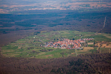 Vue sur le village à le quartier Büchelberg in Wörth am Rhein dans le département Rhénanie-Palatinat, Allemagne hors des airs